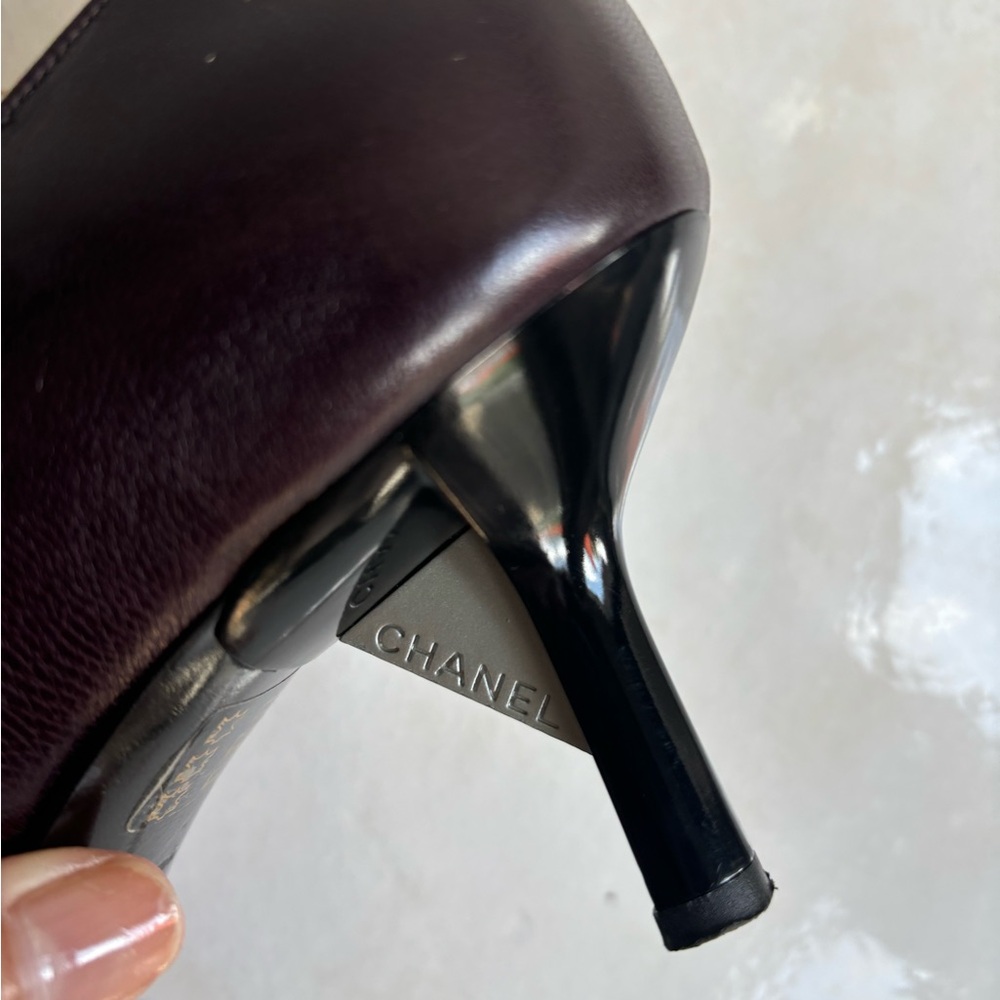 Chanel Metal Logo Leather Pumps 💯 percent Authentic - Picture 12 of 12